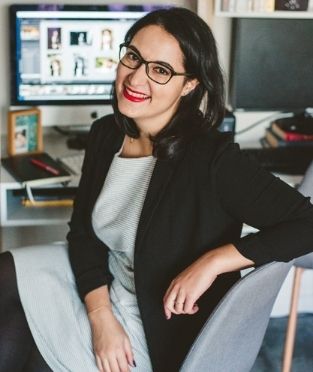 Woman sitting in chair at Idem Spark, center for executive coaching